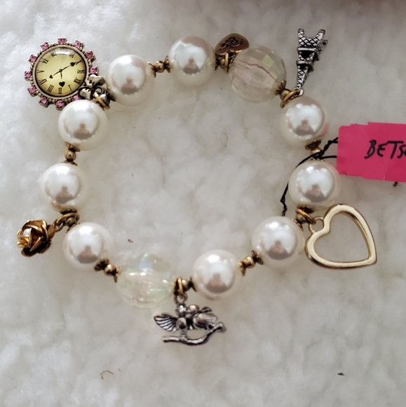 NWT!! Betsey Johnson Pearl Bracelet - Picture 3 of 4